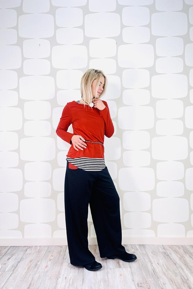 Pantalone sartoriale pocket rosso con maglia simple sovrapposta a canotta a righe