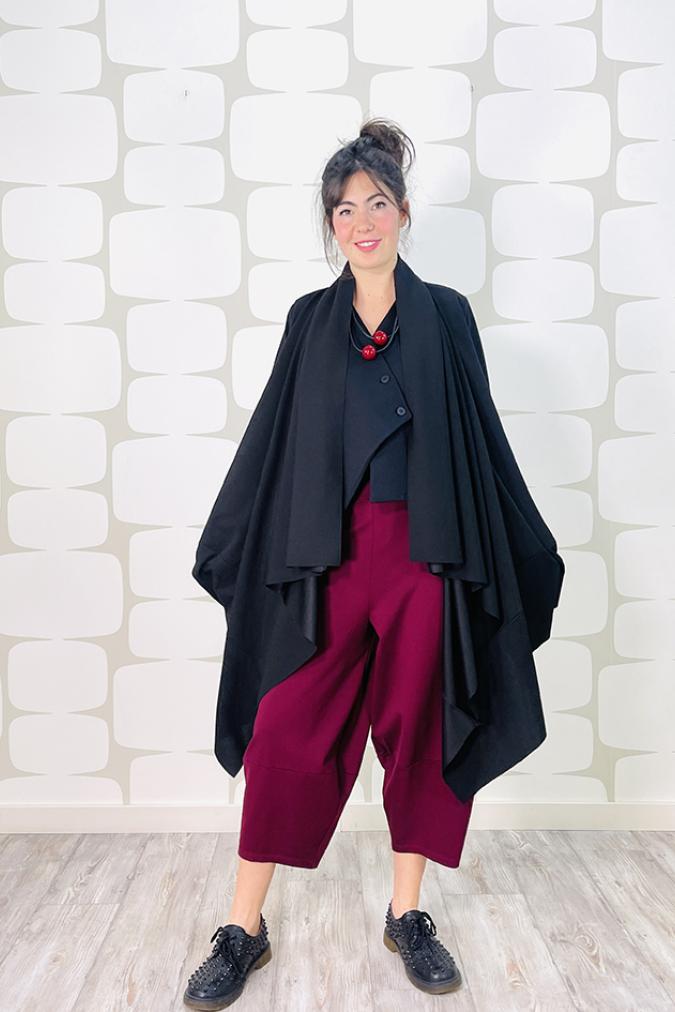 outfit con Cardigan Rosy sartoriale nero, gilet shabi nero e Pantalone Devis bordeaux sartoriale