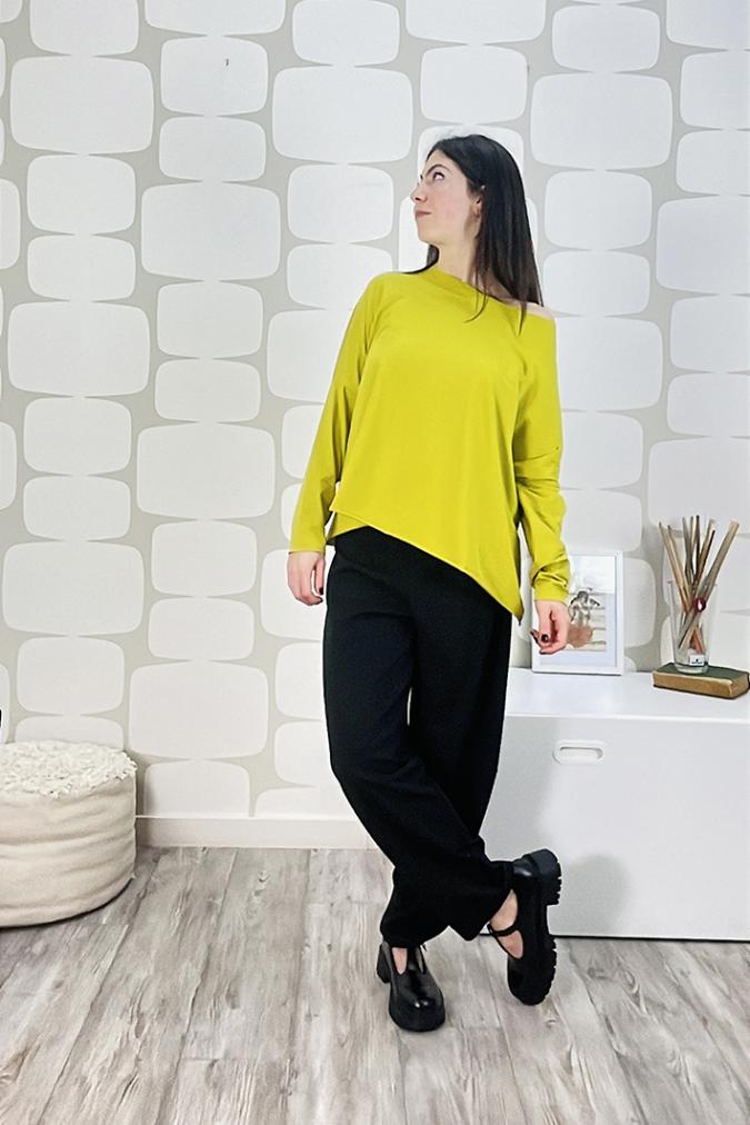 outfit con Maglia Sense sartoriale lime e Pantalone Barrel nero sartoriale