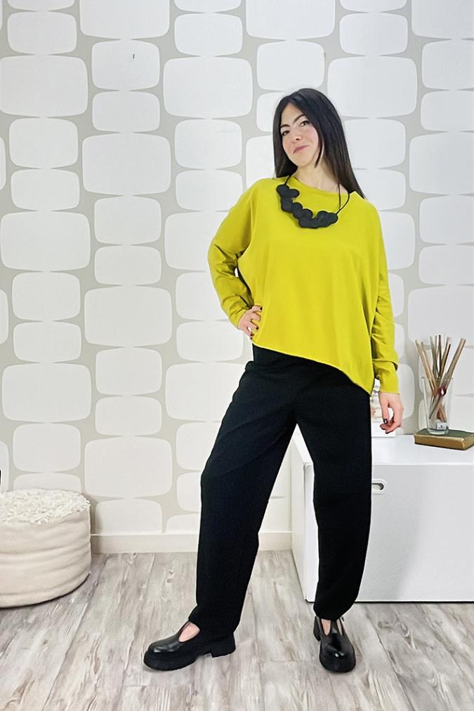 outfit con Maglia Sense sartoriale lime e Pantalone Barrel nero sartoriale