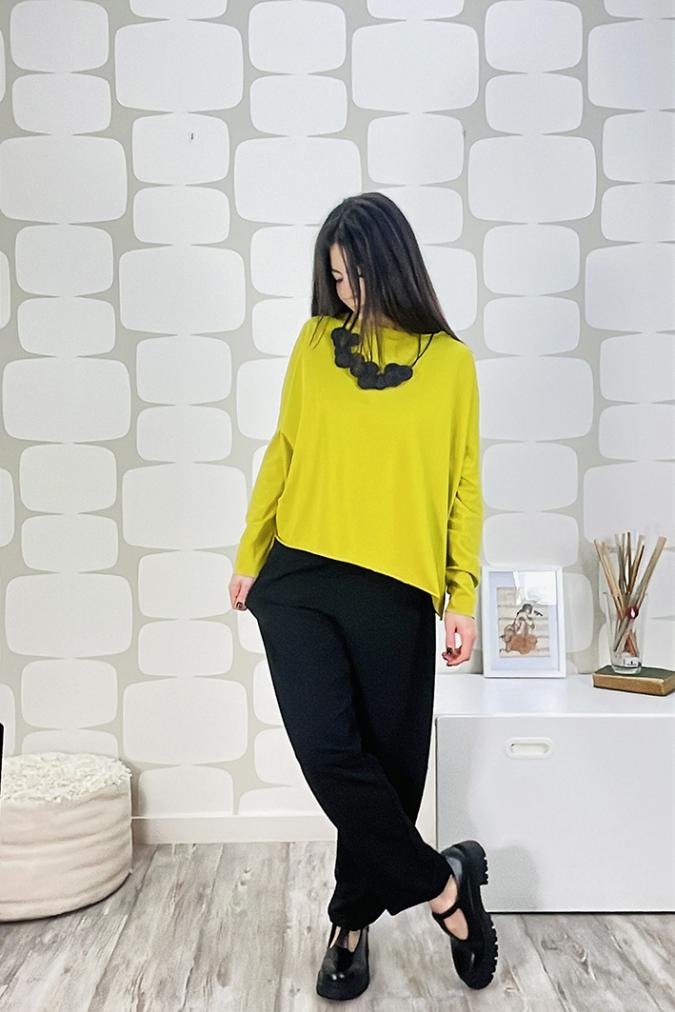 outfit con Maglia Sense sartoriale lime e Pantalone Barrel nero sartoriale