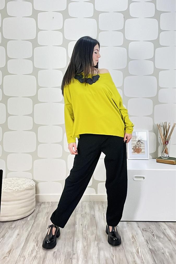 outfit con Maglia Sense sartoriale lime e Pantalone Barrel nero sartoriale