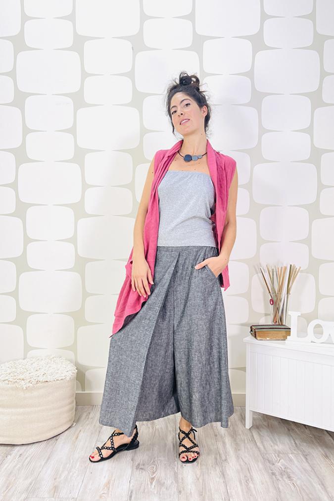 outfit con Gilet Ned rosa cipolla, top grigio e Pantalone Spencer sartoriale