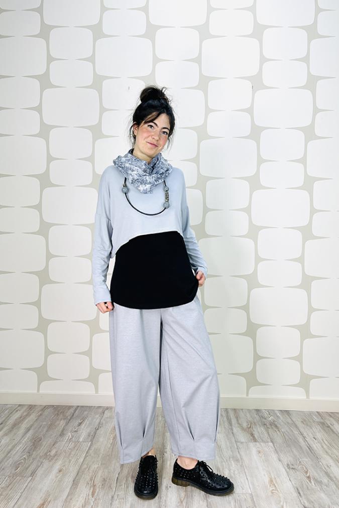outfit con Maglia Aven grigia, maxi canotta nera, Pantalone Runa grigio e sciarpa azuleja