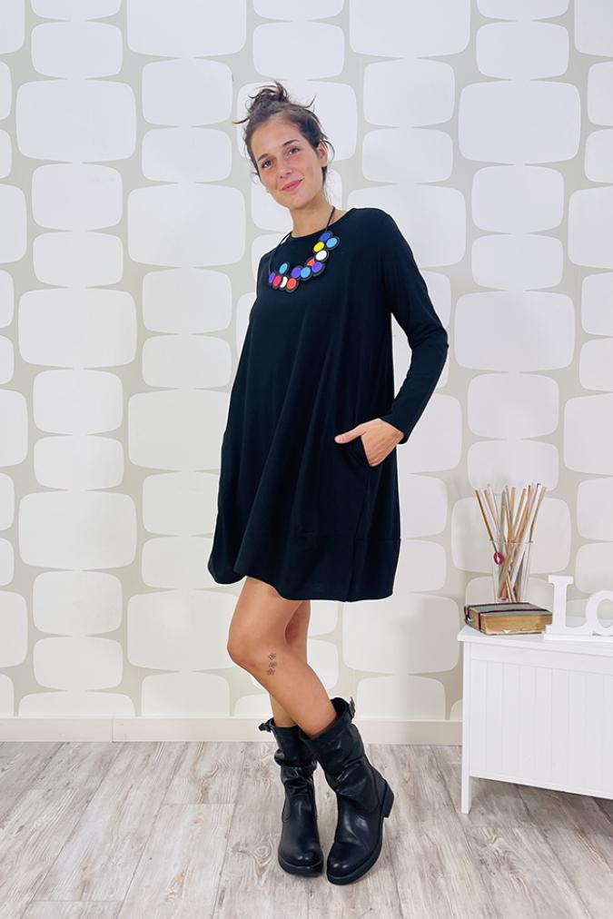 outfit con Abito Barcellona nero e collana pacman