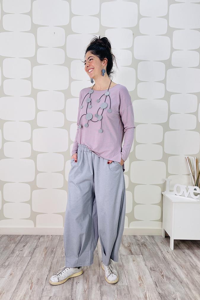 outfit con Maglia Billie rosa grigio e Pantalone Runa grigio