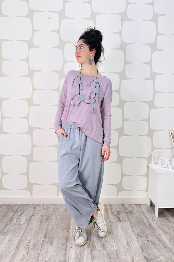 outfit con Maglia Billie rosa grigio e Pantalone Runa grigio