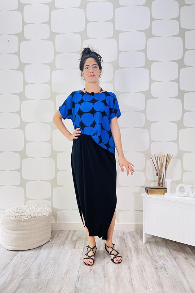 outfit con blusa dots blu sartoriale e pantagonna jupe nera sartoriale