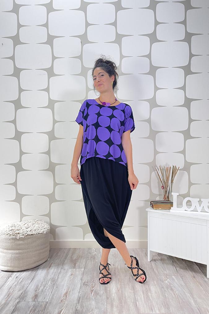outfit con blusa dots viola sartoriale e pantagonna jupe nera sartoriale