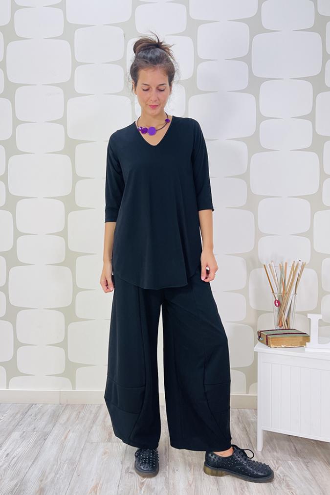 outfit con maglia priscilla nero e pantalone briques nero sartoriale