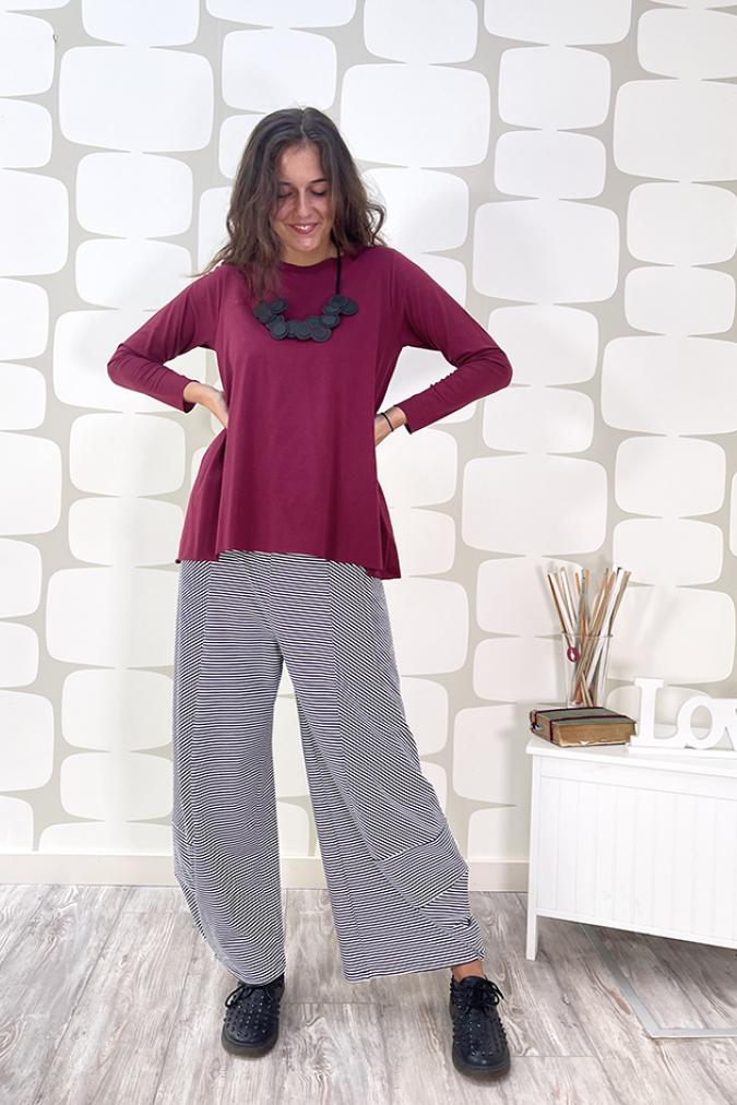 outfit con maglia liu' ciliegia e pantalone briques a righe sartoriale