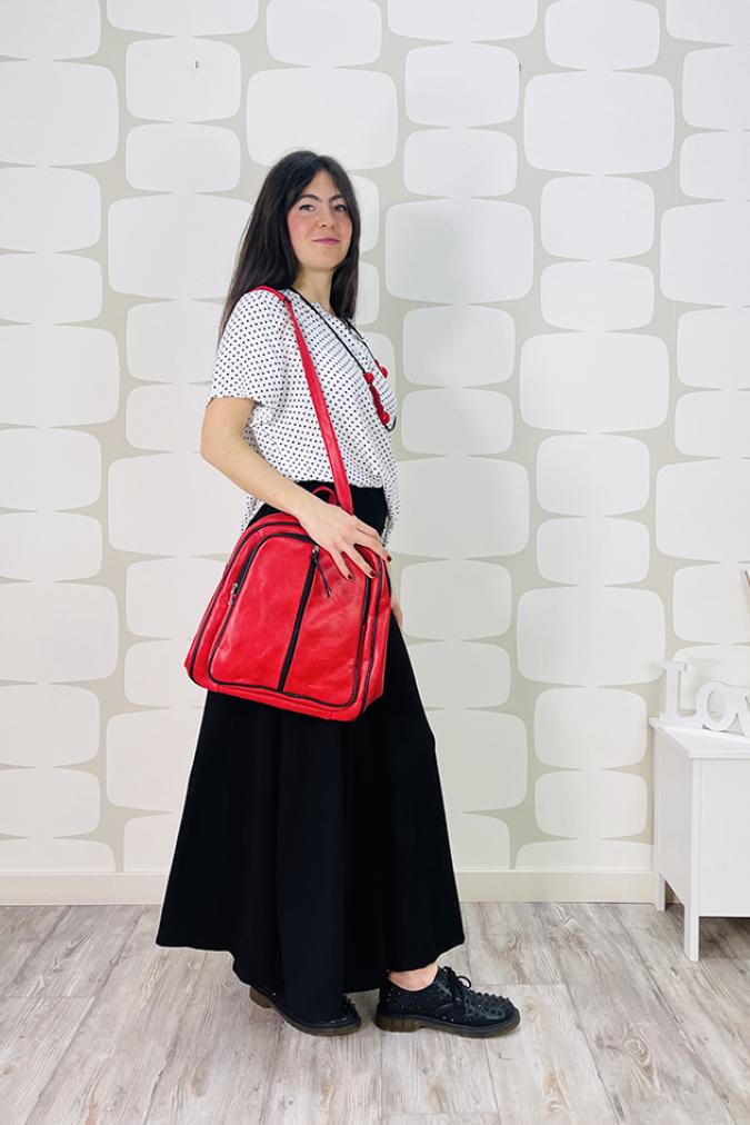 outfit con Maglia Britt  bianca con micropois neri, Pantalone Manny sartoriale nero e borza zaino backpack in similpelle rossa