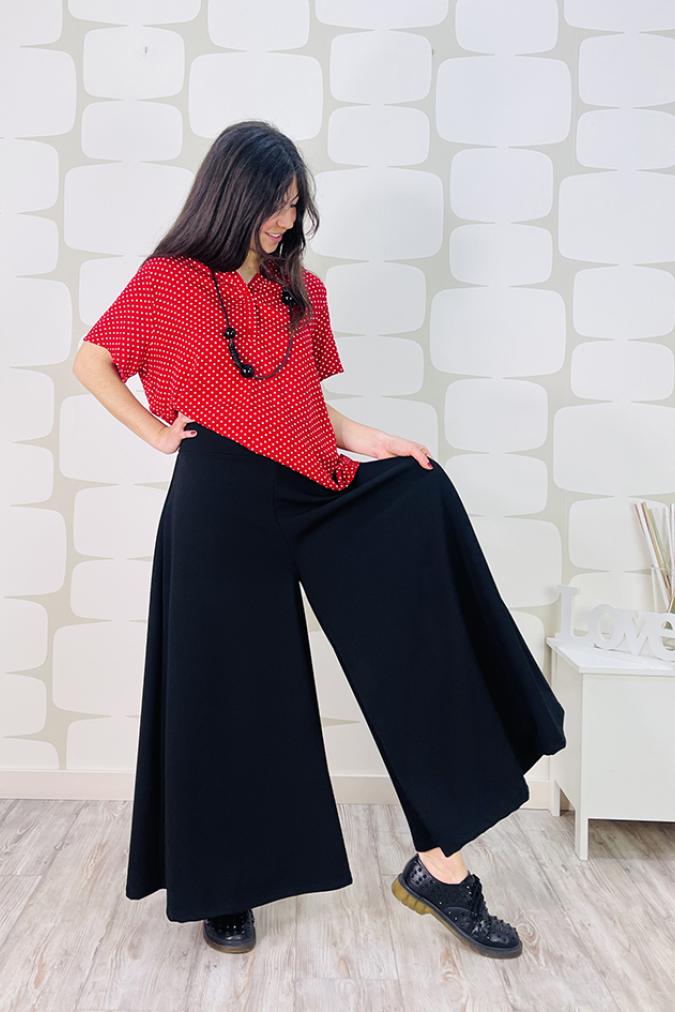 outfit con Maglia Britt rosso con micropois neri, Pantalone Manny sartoriale nero