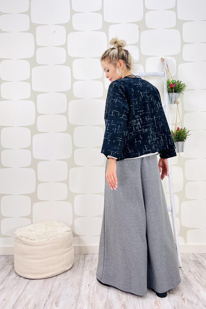 Outfit con Maglia Tourchon, pantalone fleece grigio e maglia simple a tinta unita bianca