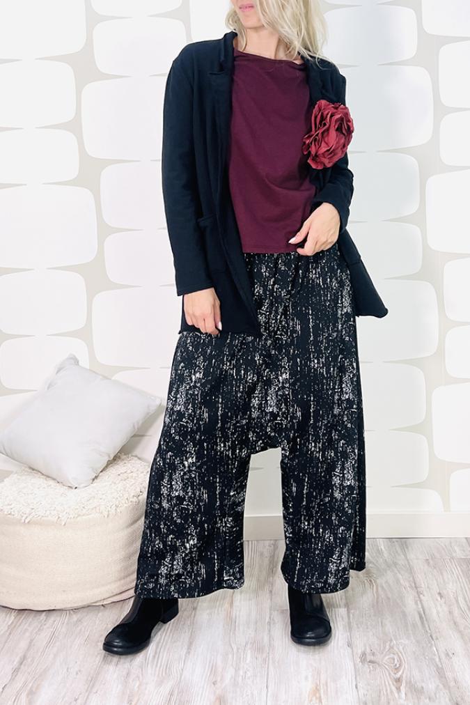 Outfit con giacca crocus nera, maglia bois color vino e pantalone fujiko sartoriale