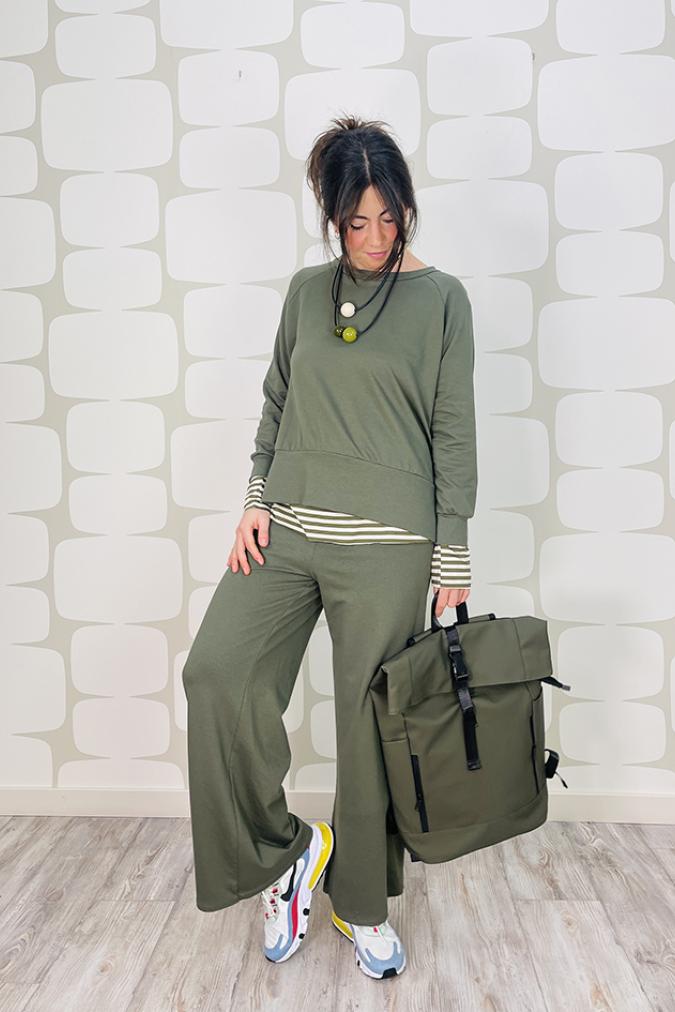 outfit con completo gapeau verde, maglia basica a righe verde oliva e panna, zaino degan verde