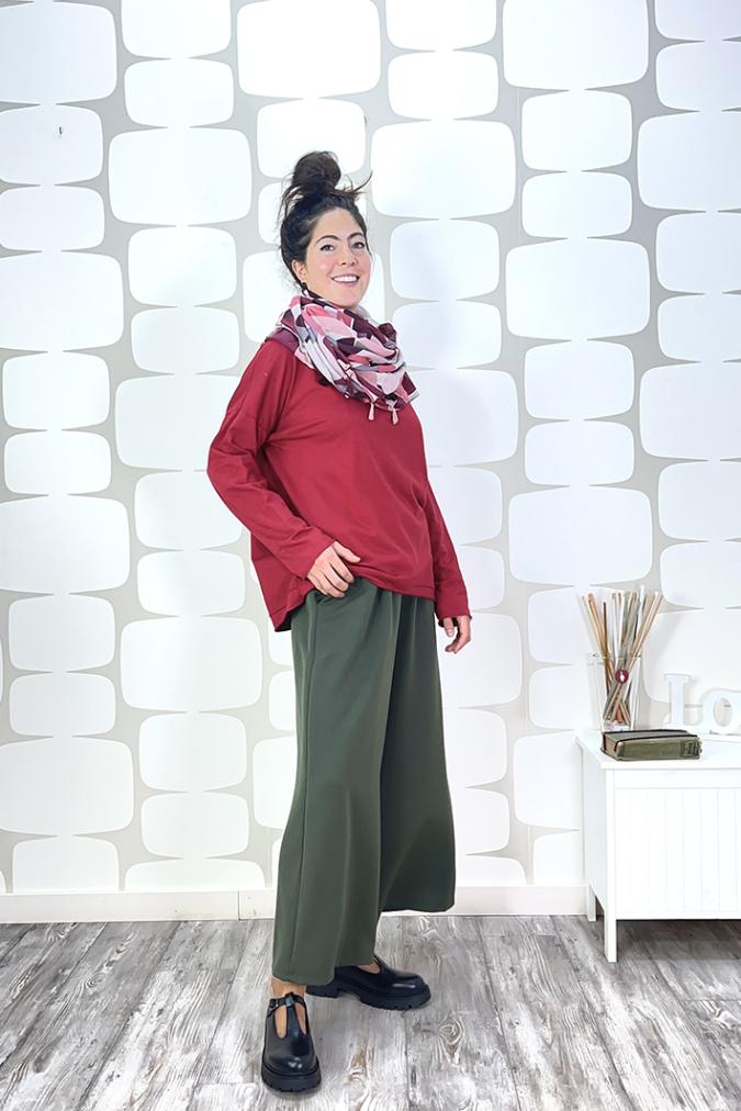 outfit con Maglia Diana rossa, Pantalone Elvio verde oliva e sciarpina cubic rosa