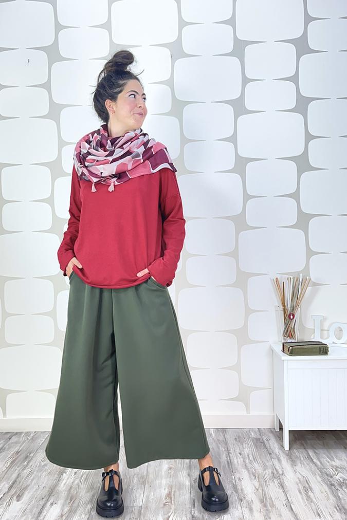 outfit con Maglia Diana rossa, Pantalone Elvio verde oliva e sciarpina cubic rosa