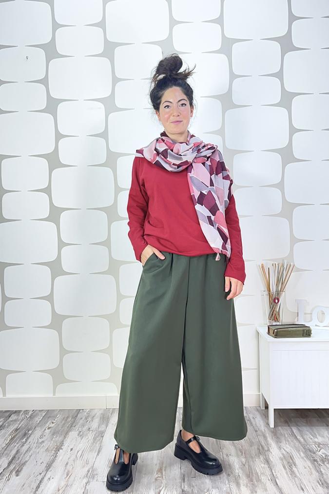 outfit con Maglia Diana rossa, Pantalone Elvio verde oliva e sciarpina cubic rosa