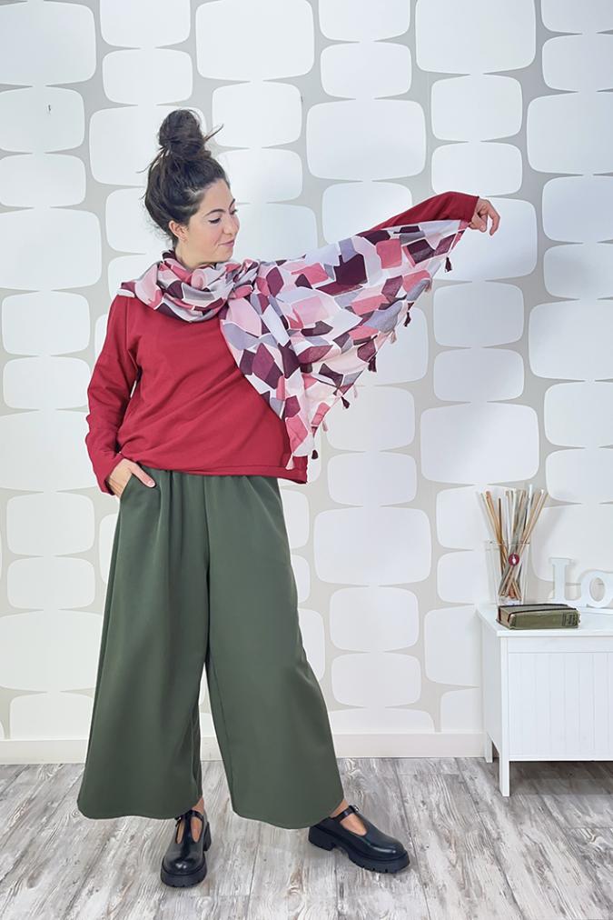 outfit con Maglia Diana rossa, Pantalone Elvio verde oliva e sciarpina cubic rosa