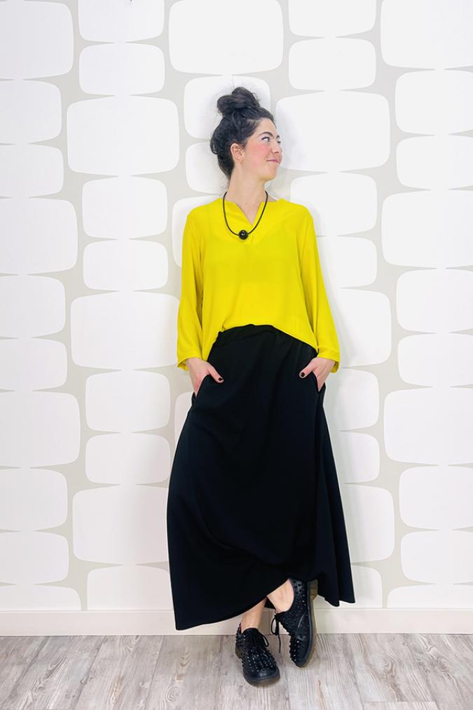 outfit con Maglia Drouet gialla e Pantalone Yard sartoriale a tinta unita nera