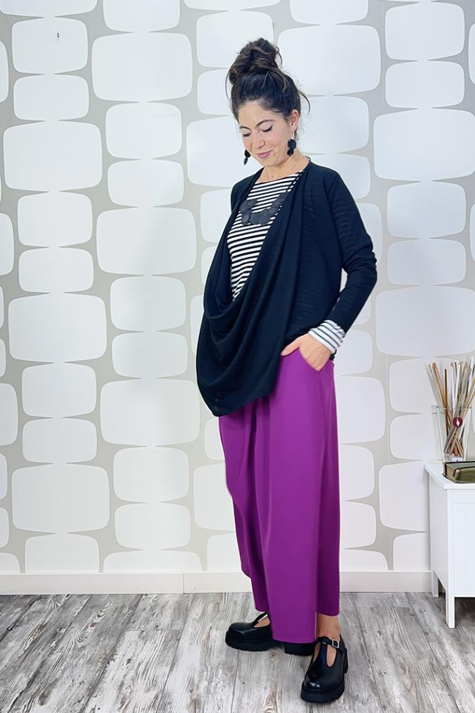 outfit Maglia cardigan Eight nera sovrapposta ad una maglia basica a righe a maniche lunghe bianche e nere, Pantalone Elvio magenta