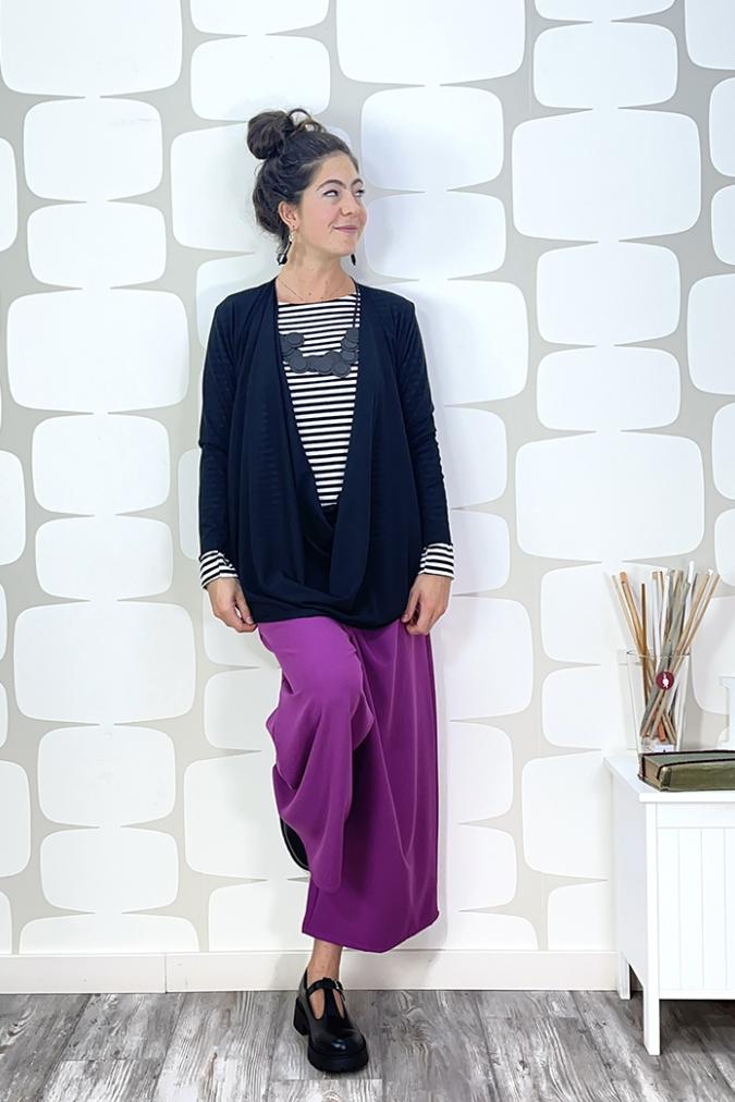 outfit Maglia cardigan Eight nera sovrapposta ad una maglia basica a righe a maniche lunghe bianche e nere, Pantalone Elvio magenta