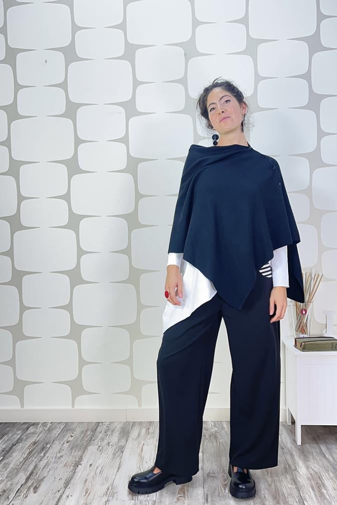 outfit con Poncho cardigan Huda nero, Maglia Margie sartoriale bianca, pantalone palazzo Pocket sartoriale nero