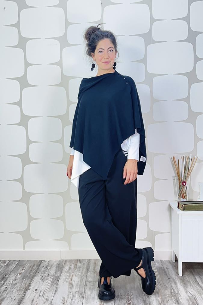 outfit con Poncho cardigan Huda nero, Maglia Margie sartoriale bianca, pantalone palazzo Pocket sartoriale nero