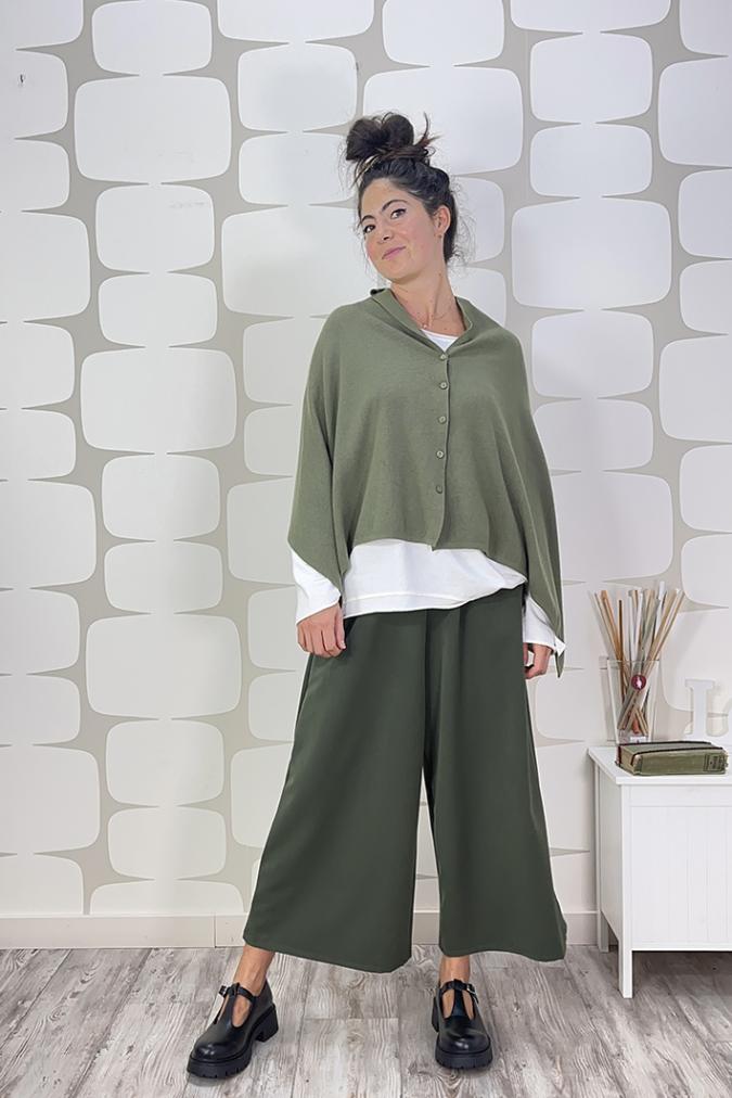 outfit con Poncho cardigan Huda verde sovrapposto alla maglia diana bianca e Pantalone Elvio verde