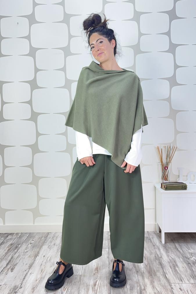 outfit con Poncho cardigan Huda verde sovrapposto alla maglia diana bianca e Pantalone Elvio verde