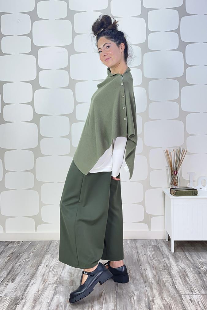 outfit con Poncho cardigan Huda verde sovrapposto alla maglia diana bianca e Pantalone Elvio verde