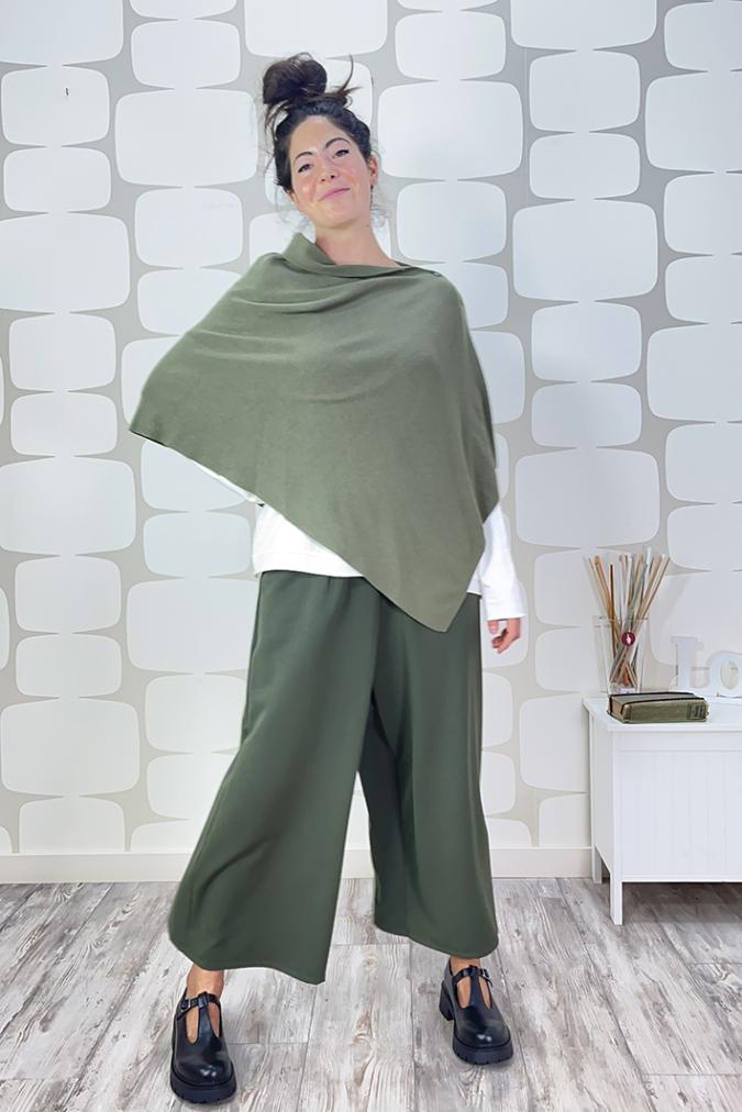 outfit con Poncho cardigan Huda verde sovrapposto alla maglia diana bianca e Pantalone Elvio verde