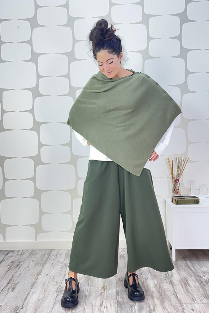 outfit con Poncho cardigan Huda verde sovrapposto alla maglia diana bianca e Pantalone Elvio verde