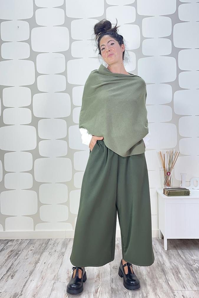 outfit con Poncho cardigan Huda verde sovrapposto alla maglia diana bianca e Pantalone Elvio verde