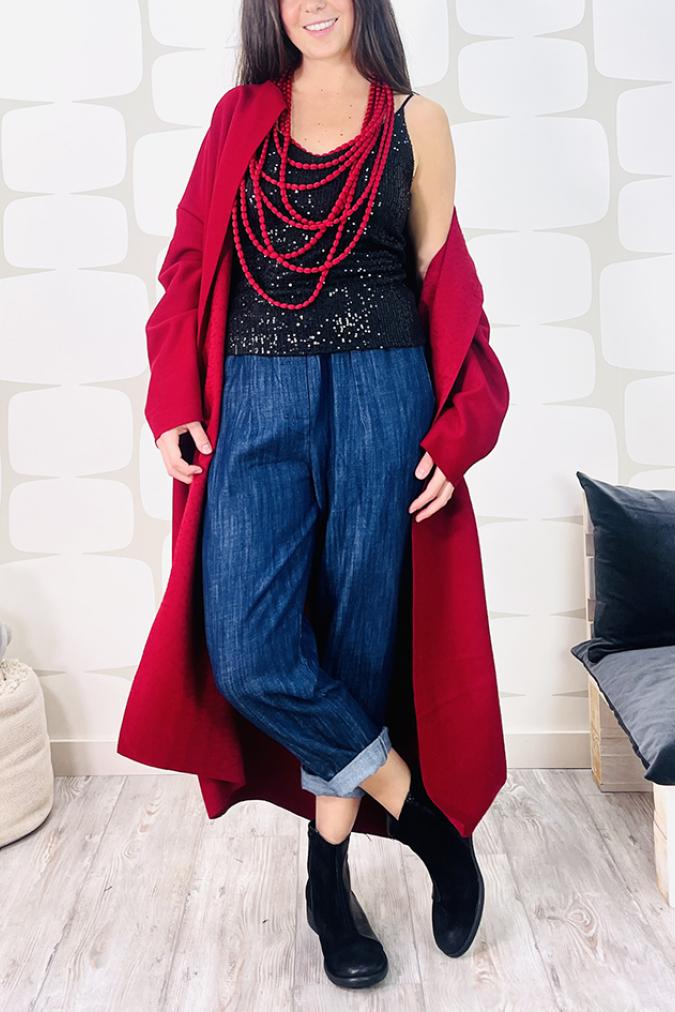 outfit con Canotta Jamie nero, Jeans Floki, Cappotto Paris rosso e collana lara rossa
