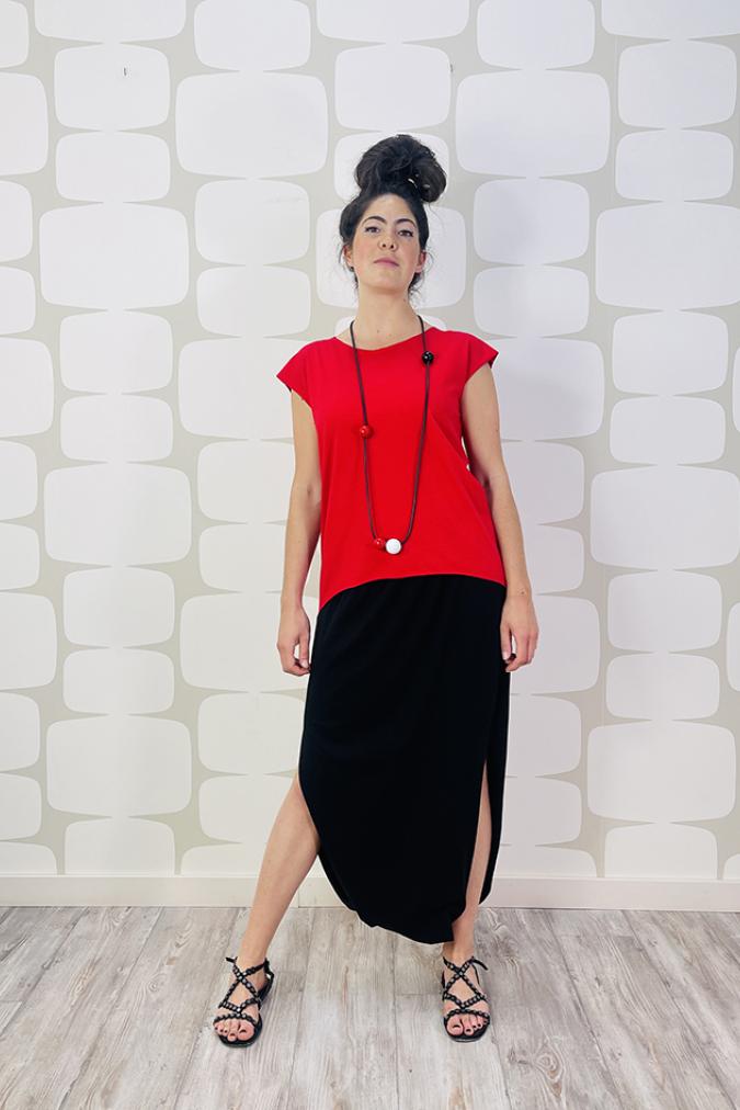 outfit con maglia lady rossa hug sartoriale e pantagonna jupe hug sartoriale nera