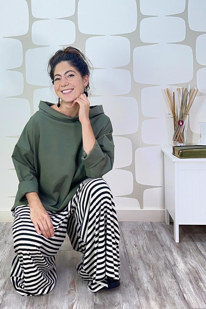 outfit con Maglia Kirsten verde e Pantalone Passage sartoriale a righe bianche e nere