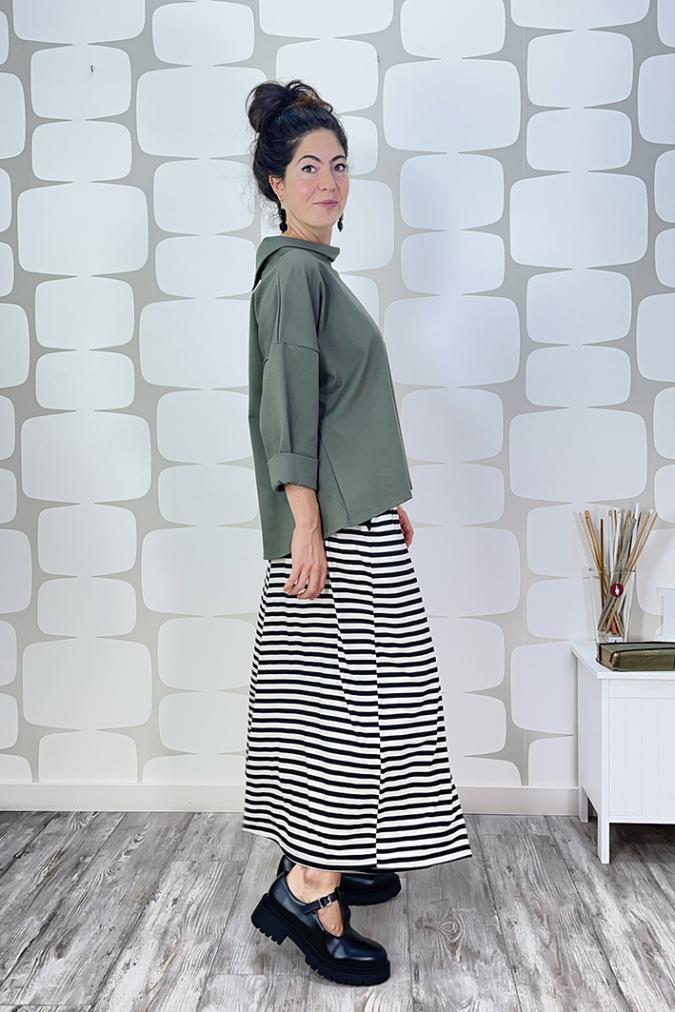 outfit con Maglia Kirsten verde e Pantalone Passage sartoriale a righe bianche e nere