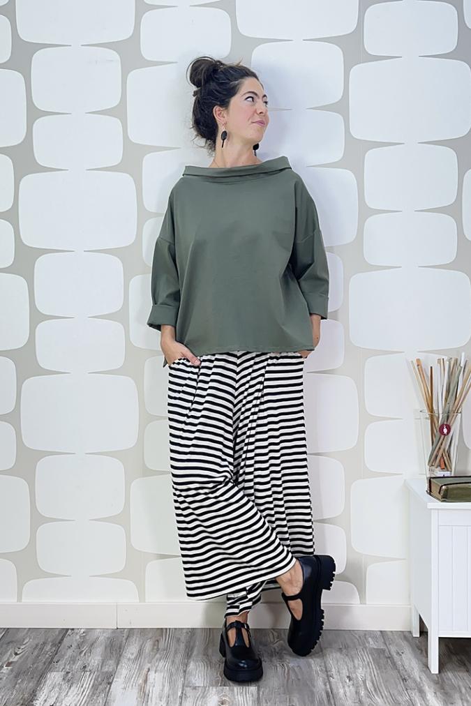 outfit con Maglia Kirsten verde e Pantalone Passage sartoriale a righe bianche e nere