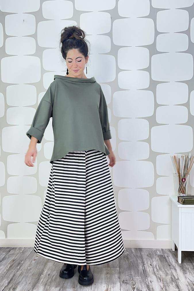 outfit con Maglia Kirsten verde e Pantalone Passage sartoriale a righe bianche e nere