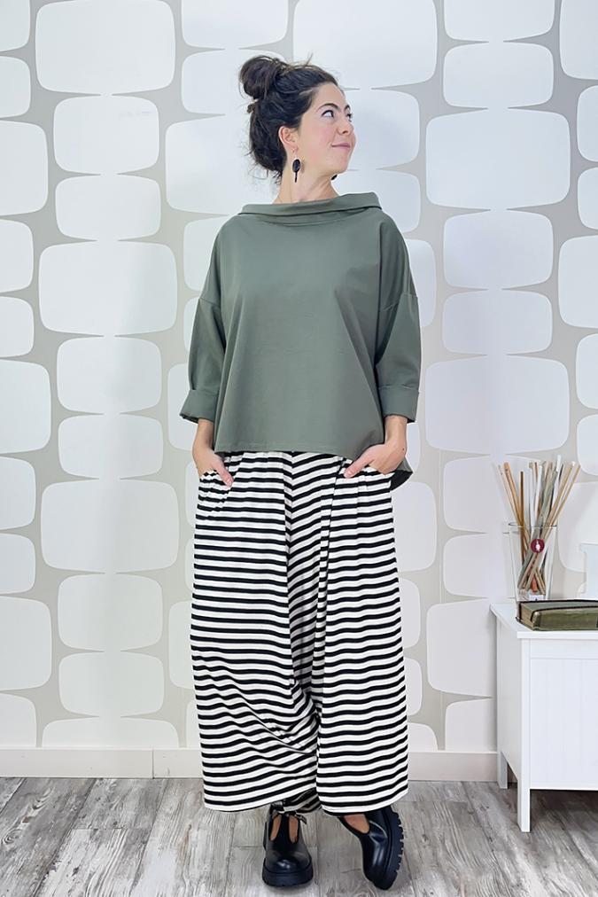 outfit con Maglia Kirsten verde e Pantalone Passage sartoriale a righe bianche e nere