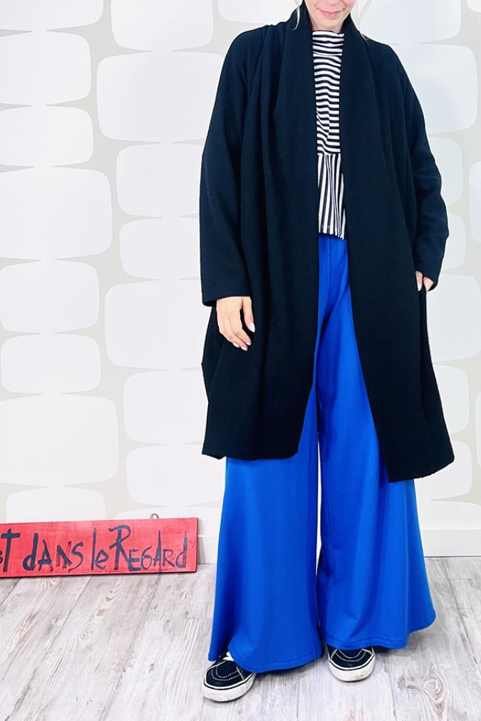 outfit con soprabito lisbona nero, pantalone miranda sartoriale blu e maglia akira