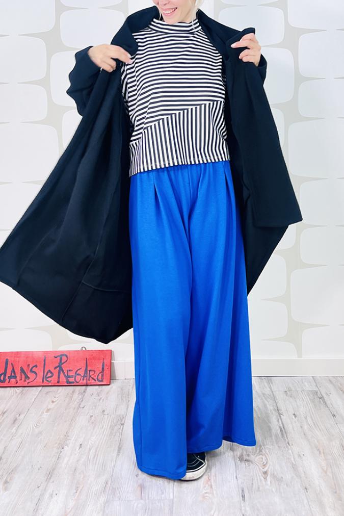 outfit con soprabito lisbona nero, pantalone miranda sartoriale blu e maglia akira