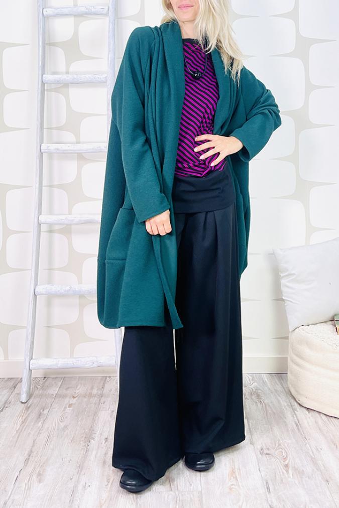 Outfit con maglia copenaghen sartoriale a righe viola e nere, pantalone chimbote nero e soprabito lisbona verde