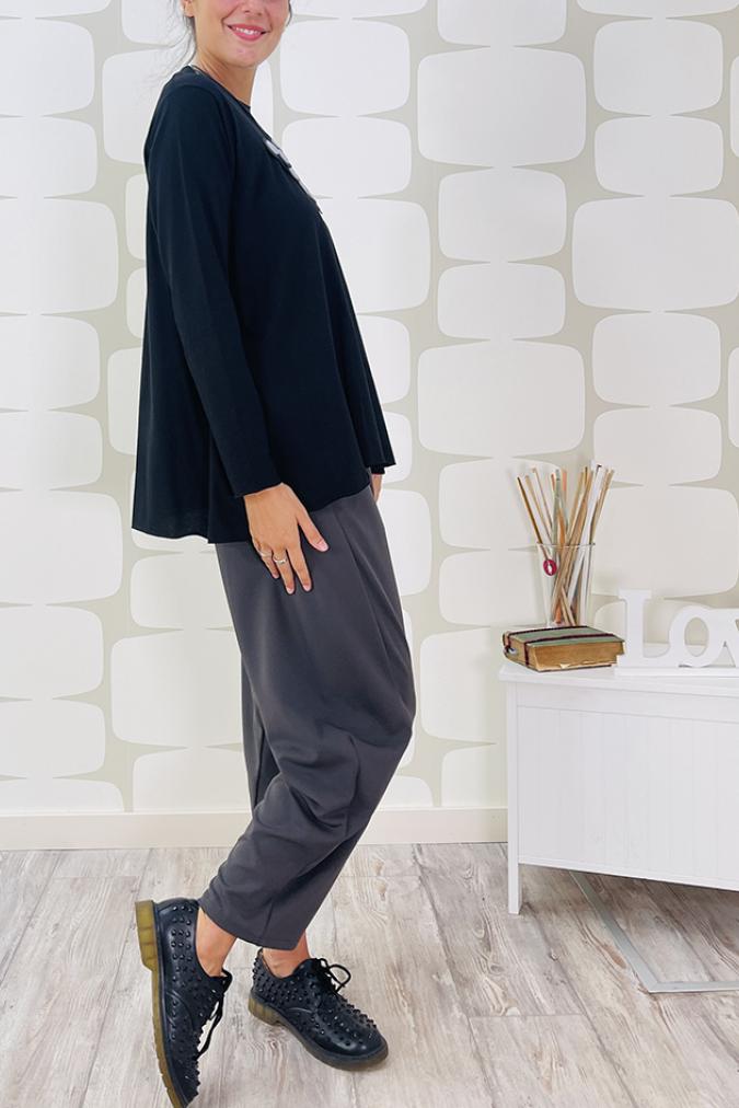 outfit con Maglia Liu' nera, Pantalone Terry in crepe grigio e collana pacman grigia