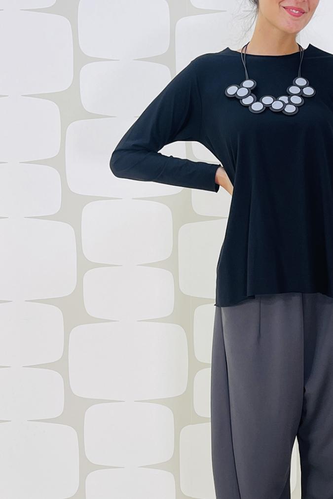 outfit con Maglia Liu' nera, Pantalone Terry in crepe grigio e collana pacman grigia