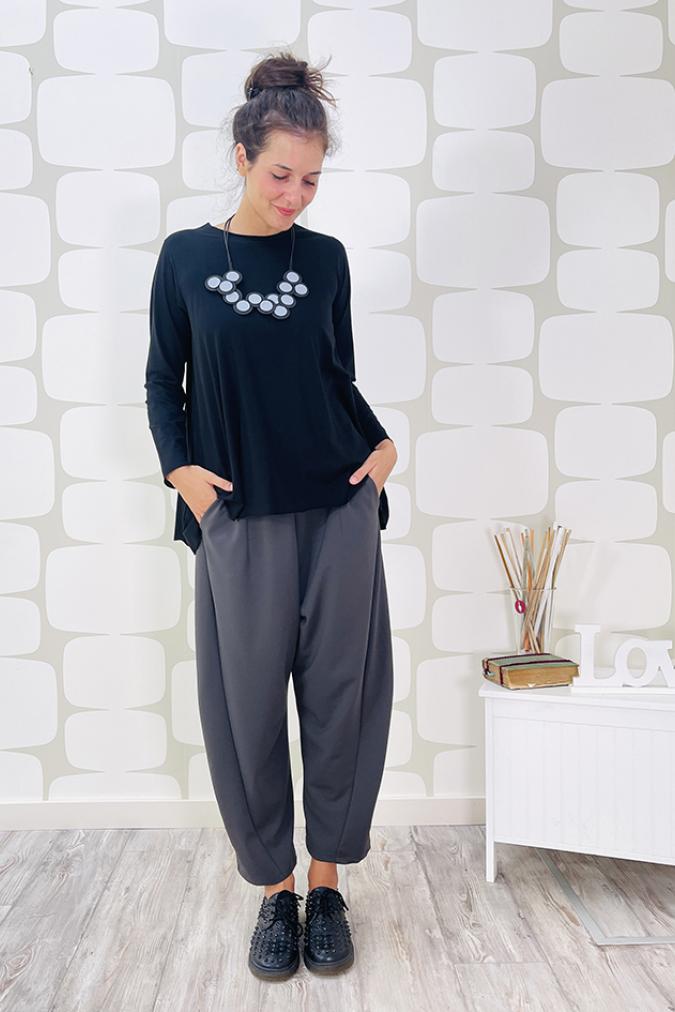 outfit con Maglia Liu' nera, Pantalone Terry in crepe grigio e collana pacman grigia