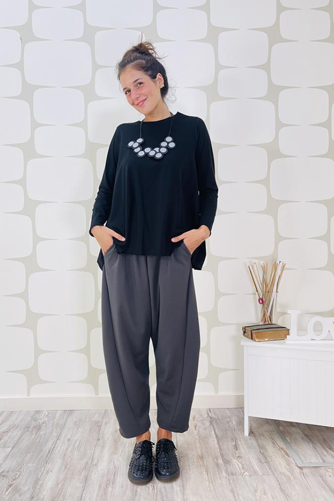 outfit con Maglia Liu' nera, Pantalone Terry in crepe grigio e collana pacman grigia