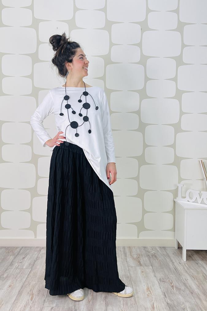 OUTFIT con maglia Mergie sartoriale bianca, Pantalone Maddison nero e collana molecola sartoriale